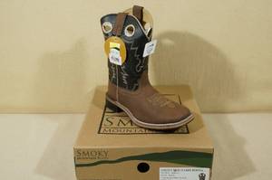 lot 194 image: Smoky Mountain Boots -Kids Size 2.5, BrownBlack