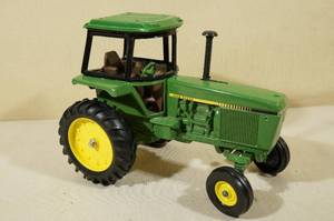 lot 216 image: Ertl John Deere #27 Die Cast Tractor 116 Scale