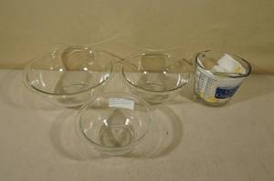 lot 236 image: Vintage Pyrex Nesting Bowl Set with Anchor Hocking Measuring Cup