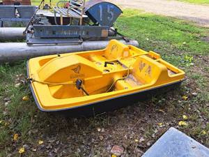 lot 1006 image: Pelican Paddle Boat