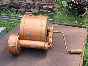 lot 1017 image: Root Rotary Hand Duster