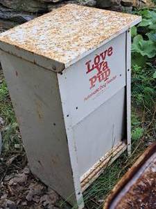 lot 1038 image: Love Ya Pup Automatic Dog Feeder