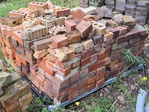 lot 1048 image: Lot of  Bricks