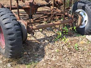 lot 1056 image: Straight Axle with Tires & 18 Rims from Military Trailer