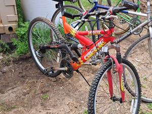 lot 1093 image: Pacific Arrow 21 Trail Bike 21 Red Frame