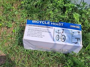 lot 1100 image: Storage Shop Bicycle Hoist (in box)