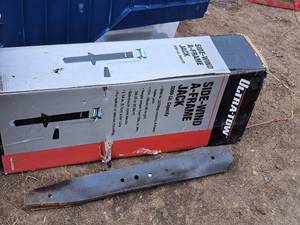lot 1114 image: Ultra-Tow 5000-lbs Side-Wind A-Frame Jack (in box)