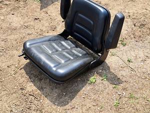 lot 1132 image: Lawn Tractor Seat