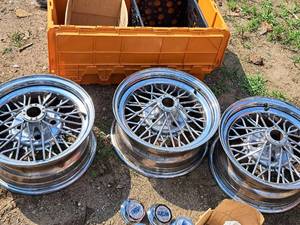 lot 1146 image: Lot of (3) 15 Chrome 4-lug Rims