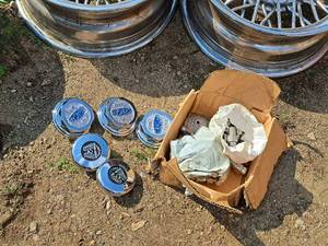 lot 1147 image: Lot of (1 Box) Krager Star Wire Assorted Wheel Caps and Lugs