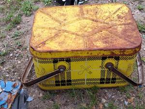 lot 1173 image: Vintage Picnic Tin