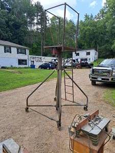 lot 1900 image: Rolling Lift Stand