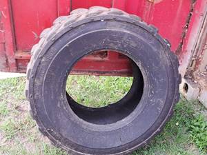lot 1904 image: Lot of (1) 12-16.5NHS Skid Steer Tire