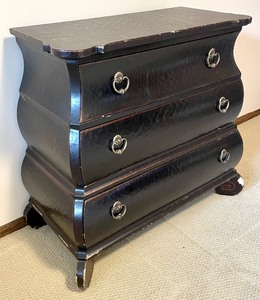 lot 43 image: Darling 3 Drawer Dresser