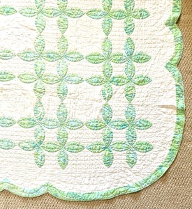 lot 19 image: Gorgeous Vintage Green and White Quilt