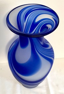 lot 75 image: Stunning Swirled Glass Decorative Vase