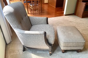 lot 21 image: Elegant Flexsteel Chair and Ottoman