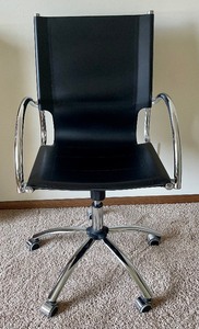 lot 83 image: Classy Office Chair