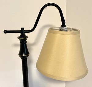 lot 105 image: Lovely Table Lamp