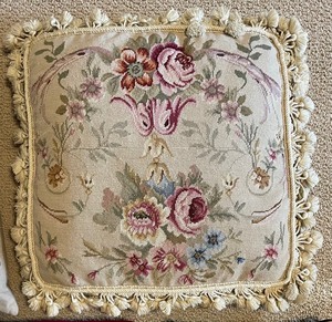 lot 108 image: 5 Lovely Accent Pillows