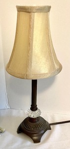 lot 152 image: Variety of Lovely Home Decor Items
