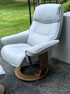 lot 4 image: Comfortable Chair and Ottoman by Benchmasters Furniture
