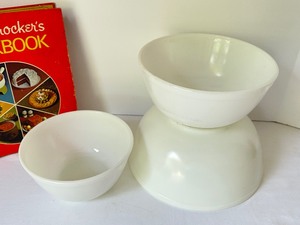 lot 163 image: Vintage 1971 Betty Crocker Cook Book and Set of Three Nesting Mixing Bowls