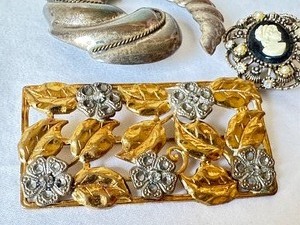 lot 164 image: Three Vintage Brooches