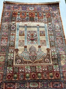 lot 8 image: Beautiful Vintage Persian Rug