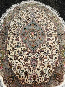 lot 3 image: Beautiful Persian Rug