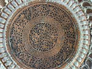 lot 16 image: Vintage Circular Brass Middle East Decorative Tray
