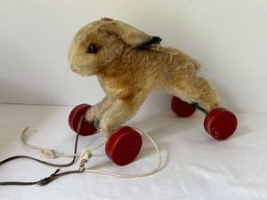 lot 26 image: Vintage Steiff Rabbit Pull Toy 1314