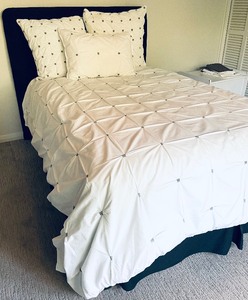 lot 52 image: Black Microfibre Full Size Bed with Ink & Ivy Bedding