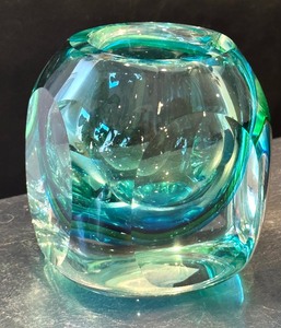 lot 32 image: Two Decorative Art Glass Items