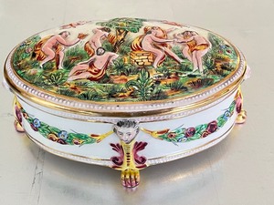 lot 24 image: Vintage Capodimonte Covered Dish