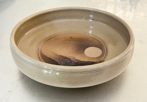 lot 26 image: Decorative Pottery Bowl