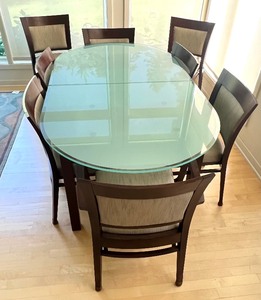 lot 2 image: Elegant Calligaris Extendable Dining Table and Chairs