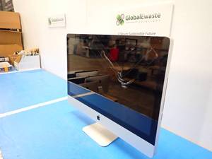 lot 7 image: Apple&nbspiMac 10,1 A1312 AIO PC &nbspINTEL(R) CORE(TM)2 DUO CPU E7600  3.06GHZ  2GB DDR3 RAM  500GB HD  unit has chips and cracks in screen  includes IOS and power cable