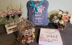 lot 81 image: Spring Decor 2 hanging pieces, 3 flower pieces1