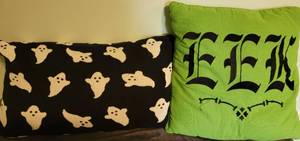 lot 91 image: Halloween pillows 1 square, 1 rectangle