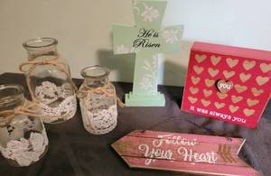 lot 92 image: Spring decor 2 hanging valentines, 1 cross, 3 lace small vases