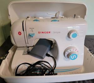 lot 103 image: Singer Sewing Machine