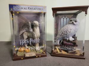 lot 104 image: Harry Potter Magical Creatures- Hedwig unboxed and Buckbeak in box