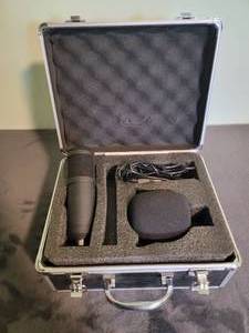 lot 105 image: USB Streaming Podcast mic (Sudotack)