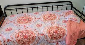 lot 165 image: Daybed with twin matress and twin bedding (cannot be used with a trundle bed there are bars in the middle)