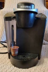 lot 170 image: Older (about 2015-2016) Keurig come with reusable cup. Needs new filter