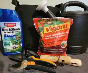 lot 173 image: Gardening Set, 5 gallon grow bags 8, watering can, tools and feed