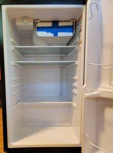 lot 176 image: Haier Mini Fridge (freezer door missing and not usable)