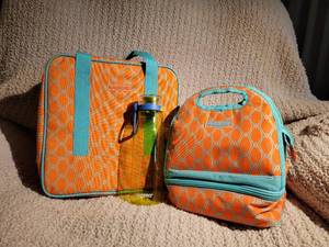 lot 179 image: Mier insulated bags 2-  lunch box size and one larger and a water bottle