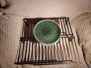 lot 180 image: Kitchen Cabnet shelf organizers (4) and 4 dinner plates